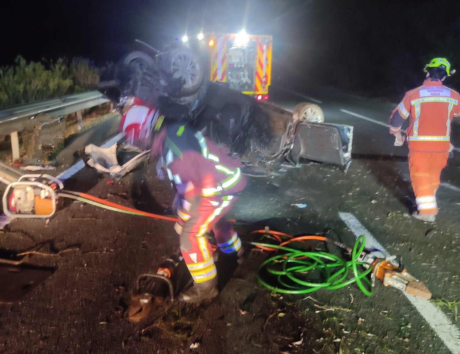 Extraen a un herido grave del vehículo tras un accidente en la A-49 a la altura de Lepe