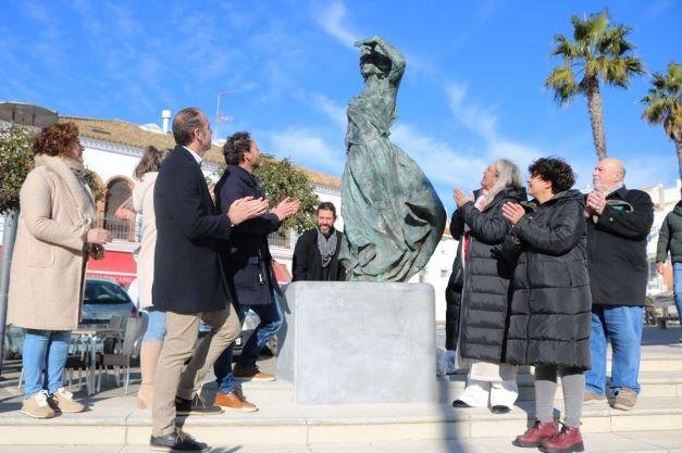 El Rompido estrena una escultura de la mujer marinera de Martín Lagares