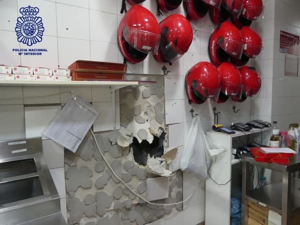 La Policía pilla a tres butroneros reventando el Telepizza