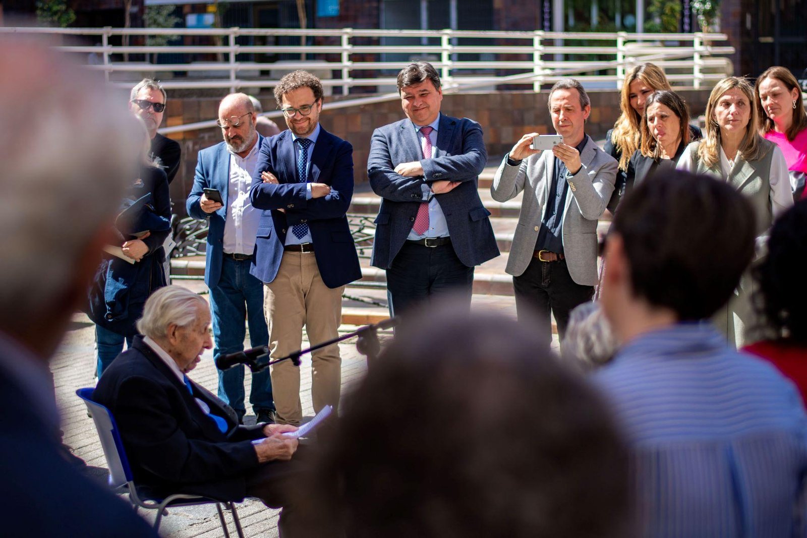 El poeta José Manuel de Lara ya tiene su perfil presidiendo la Plaza Niña