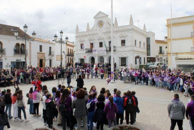 Alumnos de Cartaya participan en una performance por la igualdad real en el 8M