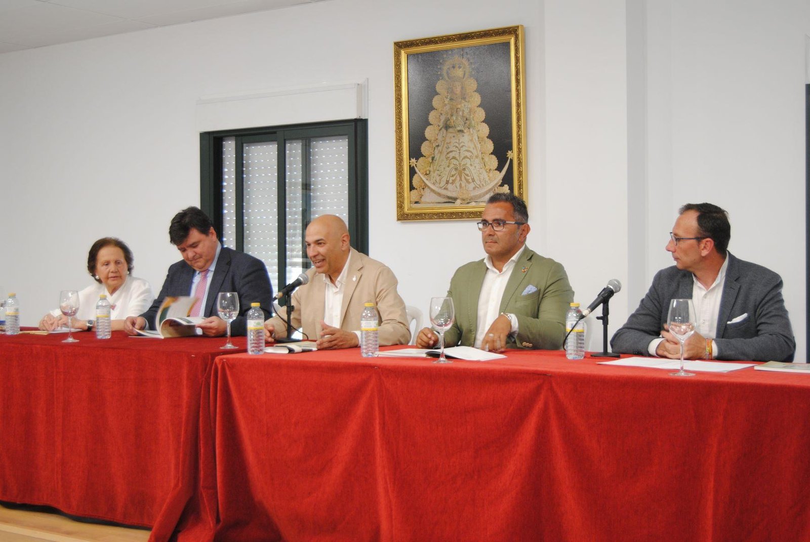 Emigrantes recoge en un libro recetas rocieras de un centenar de devotos