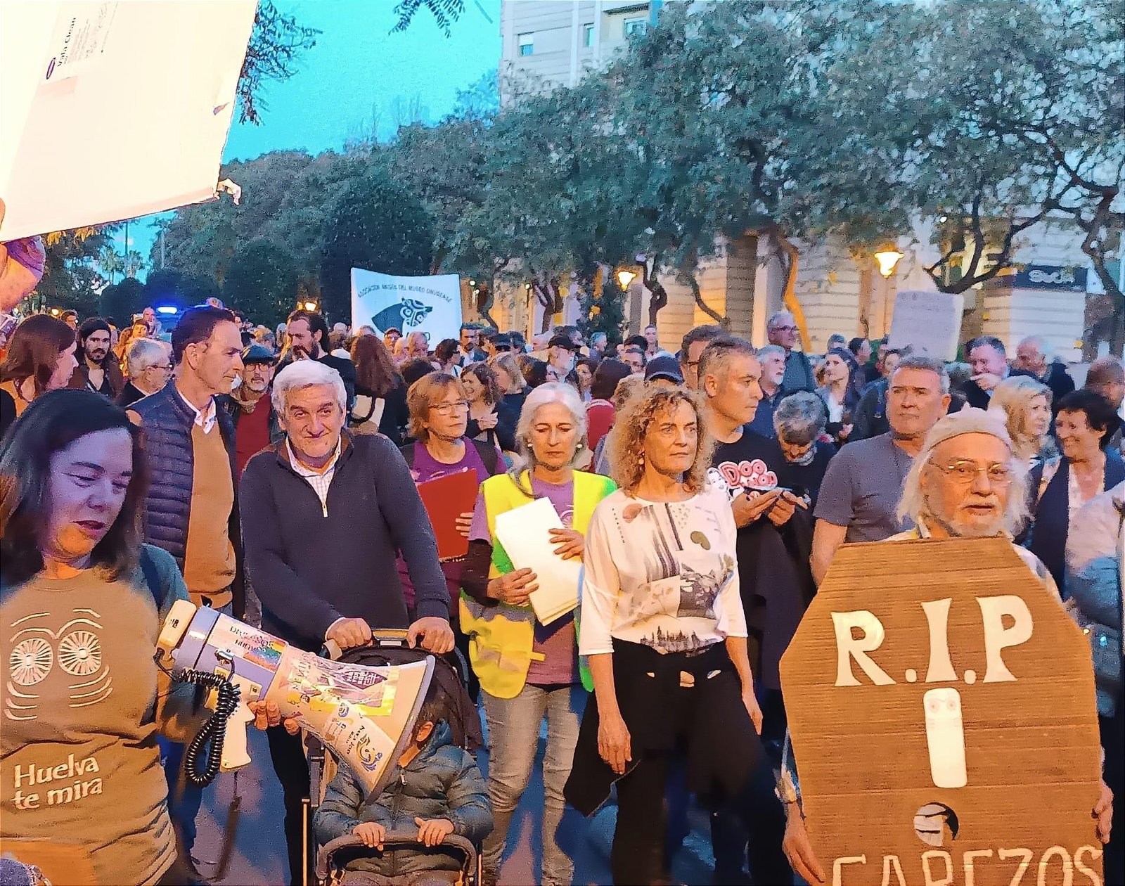 Apoyo ciudadano a la protesta en defensa de los cabezos y los restos tartésicos