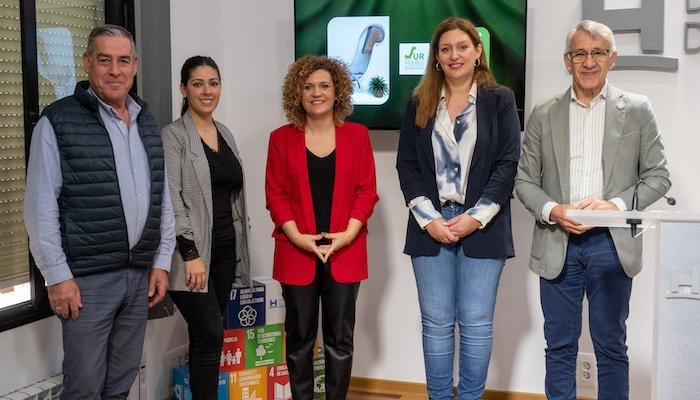 M.ª Eugenia Limón ha puesto a Valverde del Camino como ejemplo de municipio emprendedor que  ha sabido adaptarse a los tiempos gracias a la innovación y el relevo generacional