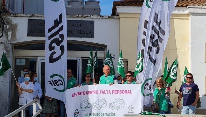 CSIF se concentra en Ayamonte para denunciar la falta de contrataciones en el centro de Salud