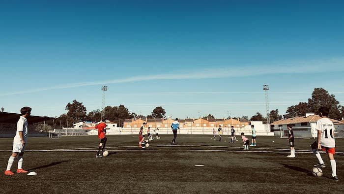Una veintena de niños participa en el campus de fútbol José Carlos Fernández