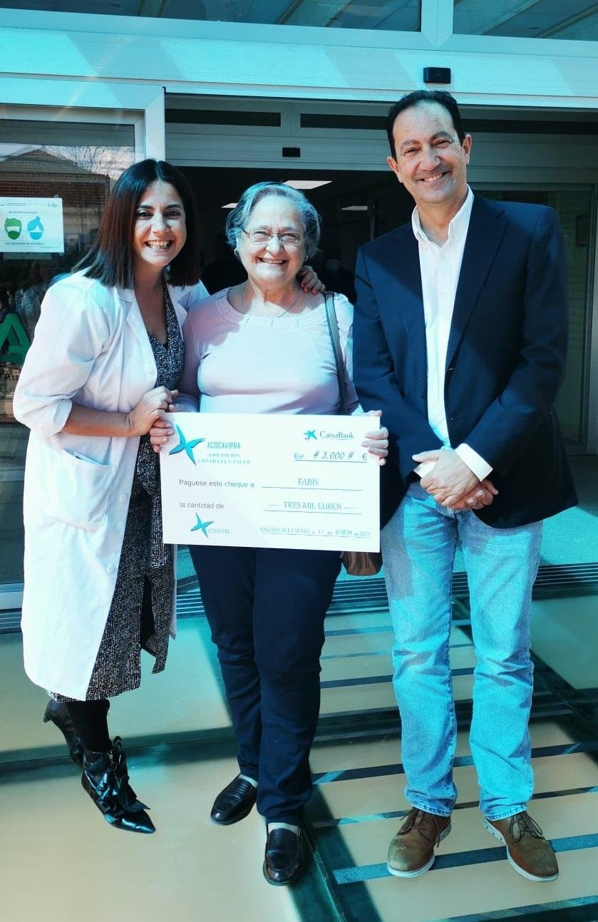 La asociación Virgen del Prado de Higuera dona 3000 euros a los pacientes de cáncer del Hospital de Riotinto