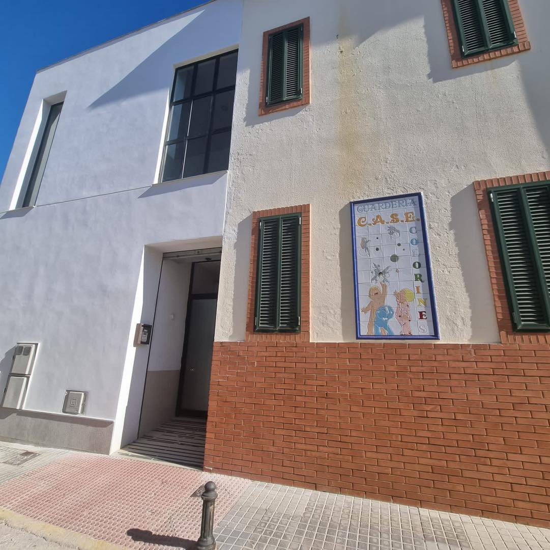 Nerva rehabilita la fachada del Centro Social y la Escuela Infantil Colorines