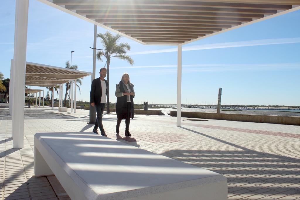 El Rompido estrena pérgolas y zonas de sombra en el Paseo Marítimo