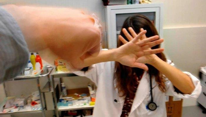 Agrede a puñetazos a una médico del centro de Salud de Almonte