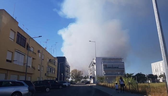 Un incendio en el Algarve cubre de humo Ayamonte e Isla Cristina