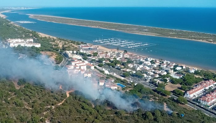 Bomberos luchan contra el fuego El Rompido