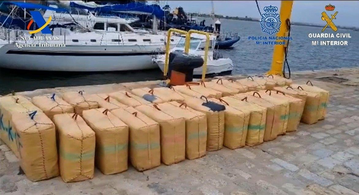 Intervienen casi 4.000 kilos de hachís en dos operaciones en Isla Canela y Punta Umbría