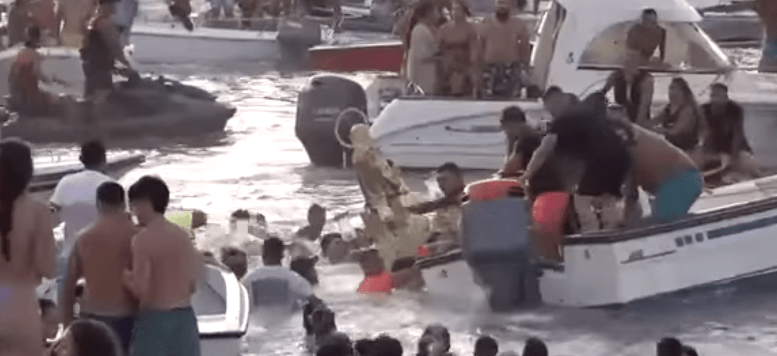 La Virgen del Mar se ‘ahoga’ en Isla Cristina y sufre desperfectos