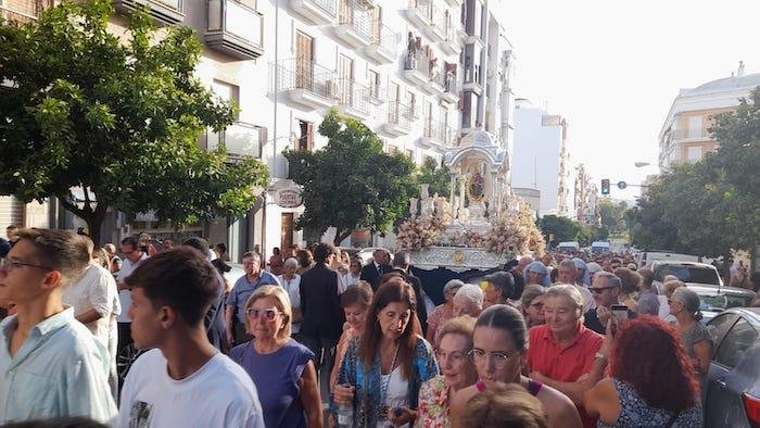 Casi 4.000 personas acompañaron este domingo a la Virgen de la Cinta