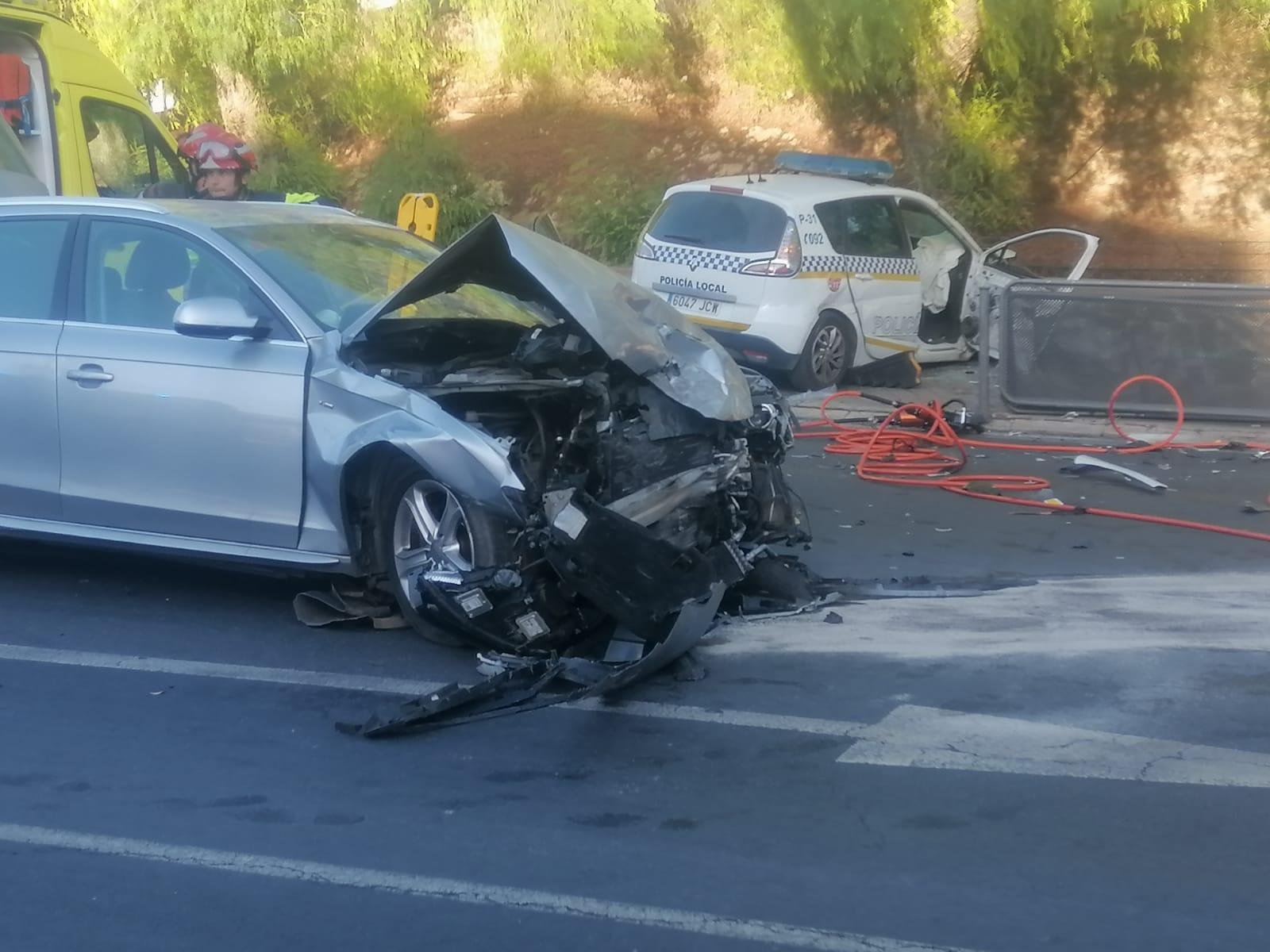 Un coche de la Policía colisiona con un turismo en Huelva