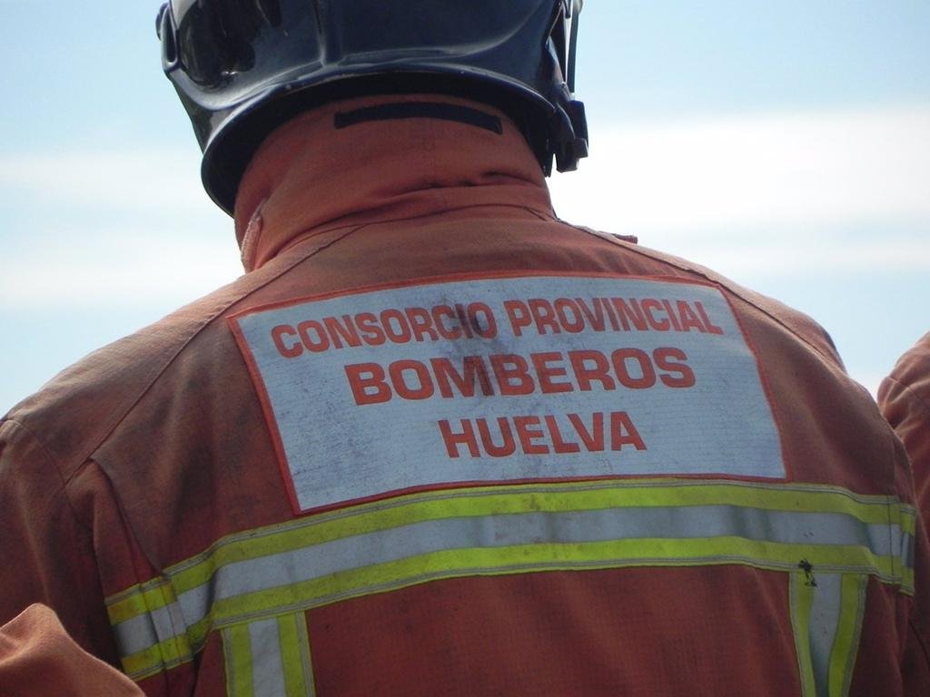 Un conductor se da a la fuga tras volcar su turismo en la A-497