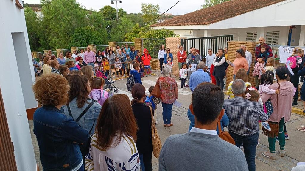 Educación estudia la necesidad de un maestro de Infantil en Zalamea