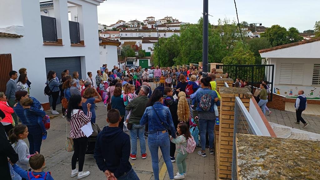 Zalamea se une para reclamar un maestro de refuerzo en Infantil