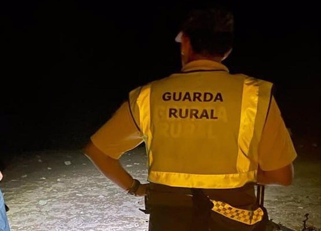 Tres motoristas arrollan y amenazan a un guardia rural en Berrocal