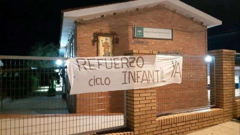 Recogen firmas para reclamar un maestro de refuerzo en Zalamea