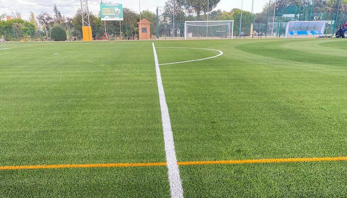 Tres campos de fútbol de Huelva tendrán que adaptarse a la normativa europea contra los microplásticos
