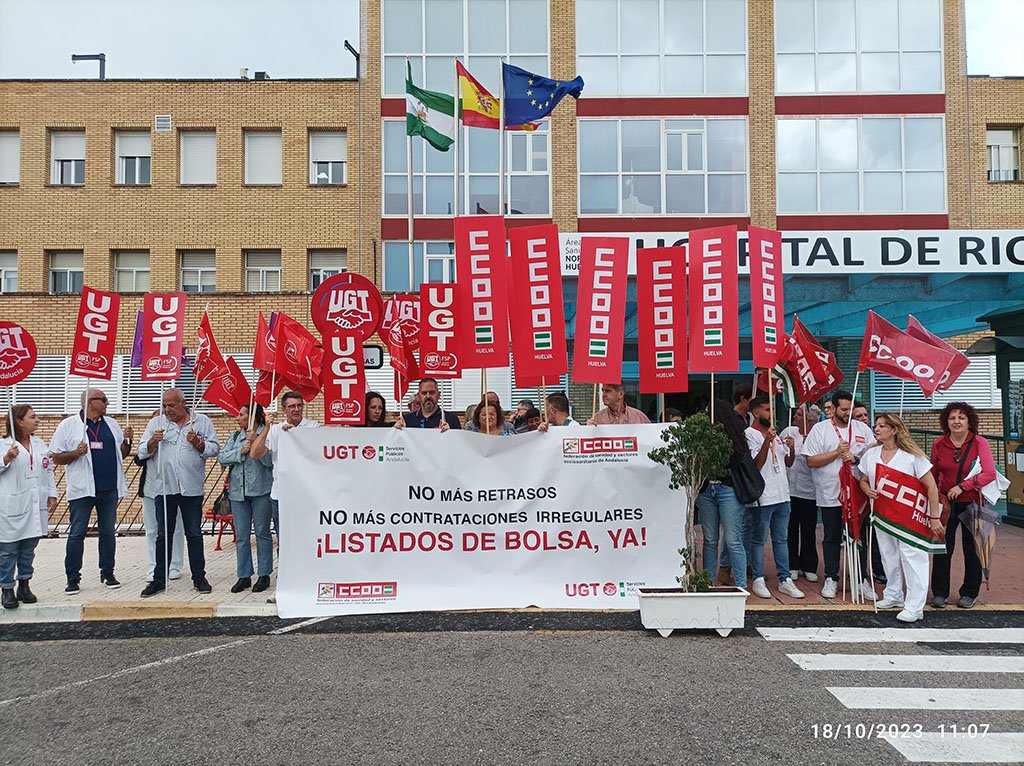 Trabajadores se concentran en el Hospital de Riotinto por el desbloqueo de la Bolsa de Empleo