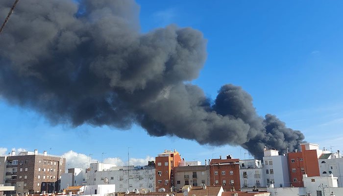 Arde la nave de Hierros España y la densa humareda sobrevuela Huelva