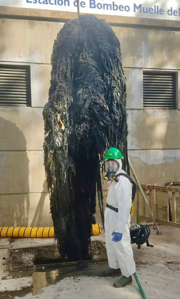 Un ‘monstruo’ de toallitas de 400 kilos atasca la red de saneamiento en Huelva
