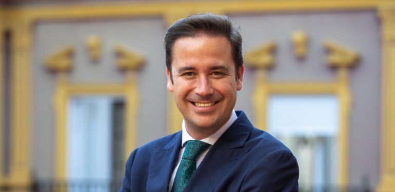 Nacho Molina ofrece una conferencia en Cajasol sobre la antigua Semana Santa