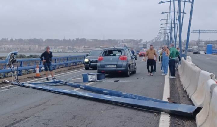 El temporal derriba una farola del Puente del Odiel