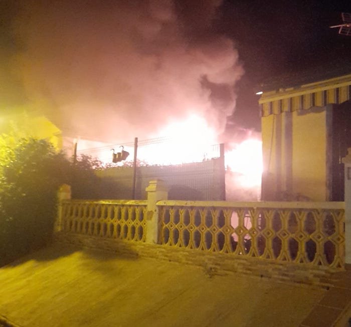 Arde una vivienda histórica en el Barrio Obrero y los bomberos tienen dificultades para acceder