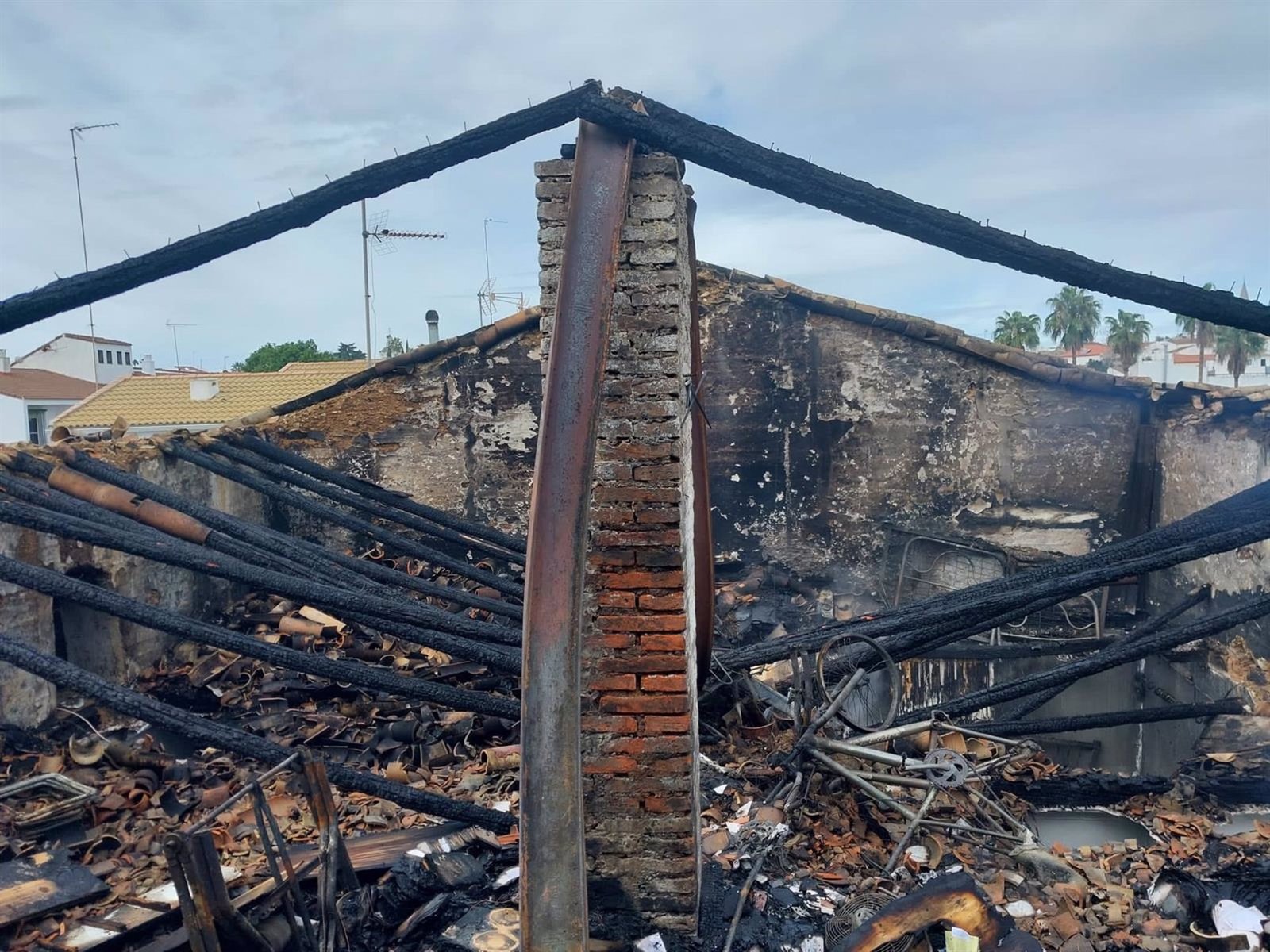 Un incendio calcina una vivienda y un local colindante en Valverde