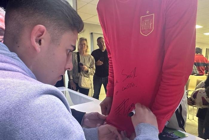 Fermín López firma una camiseta de la selección