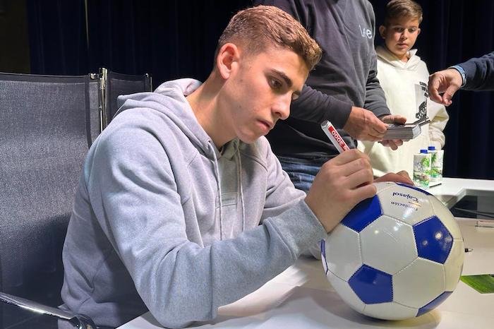 Fermín López firma balón de Cajasol