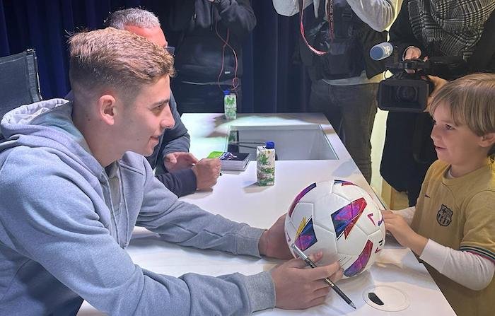 Fermín López firma un balón