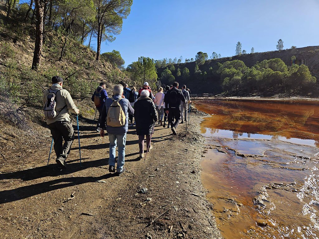 150 personas disfrutan de la primera ruta de senderismo junto al Tintillo