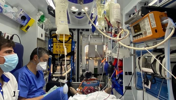 El hospital de Riotinto colabora para trasladar a un paciente crítico con circulación extracorpórea