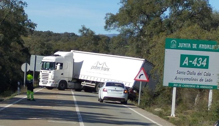 Cortada la A-434 en Santa Olalla por el accidente de un camión