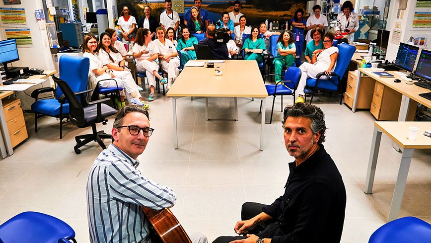 Arcángel y Paco Cruzado llevan su música a los pacientes de la UCI del Juan Ramón Jiménez