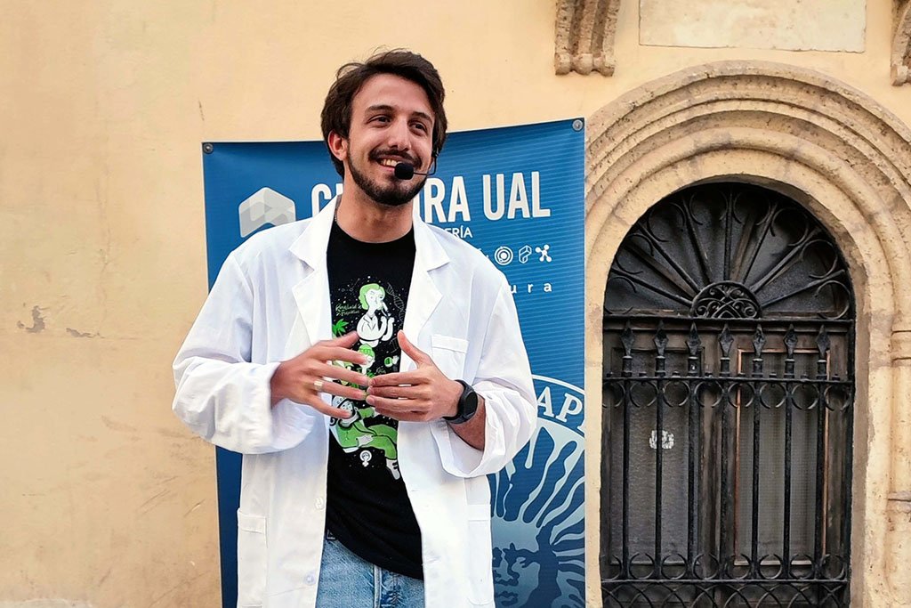 El riotinteño Adrián Macías de la Rosa deslumbra en España con sus monólogos científicos