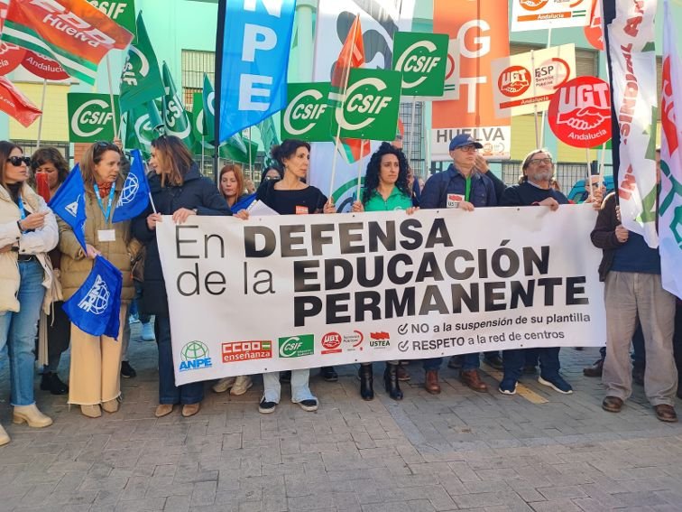 Los sindicatos reclaman una «verdadera negociación» sobre el profesorado de los centros de adultos