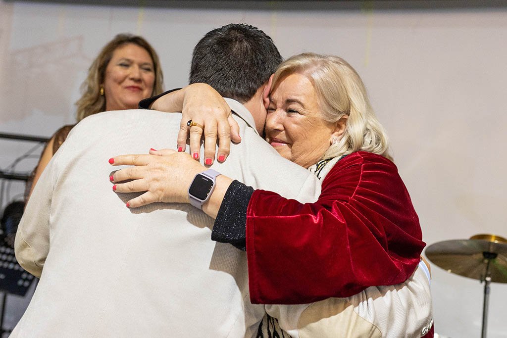 Manuela Caro recibe la Medalla al Mérito Colegial
