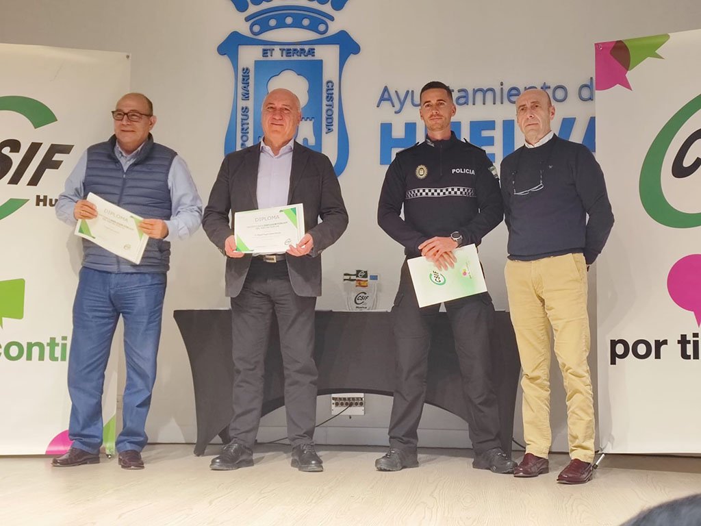Los cuerpos de la Policía Local de Huelva reciben un reconocimiento a su labor