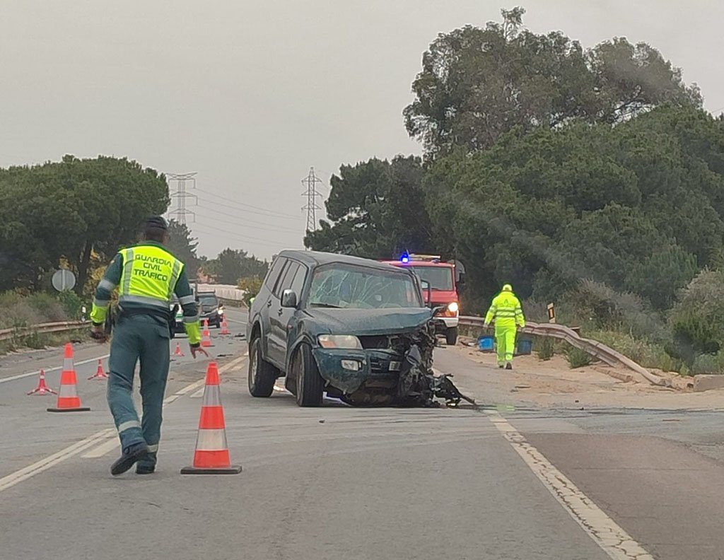 Fallece una persona por una colisión frontal entre dos vehículos en Moguer