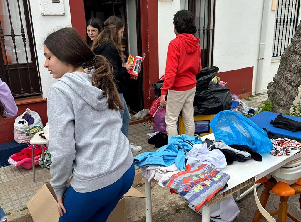 Alumnos del IES Cuenca Minera ayudan a los más necesitados a través de un armario solidario