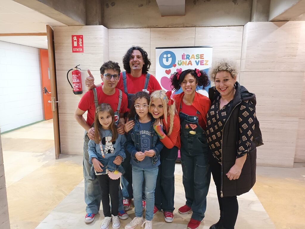 La pequeña Amor cumple su sueño de conocer a los miembros de Cantajuegos