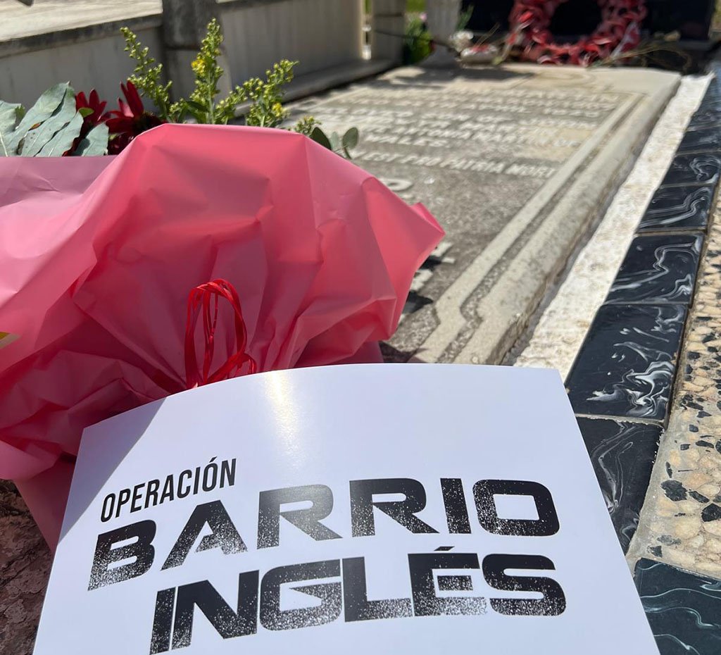 Misterioso ramo de flores en la tumba de Wiliam Martin antes del estreno de ‘Operación Barrio Inglés’