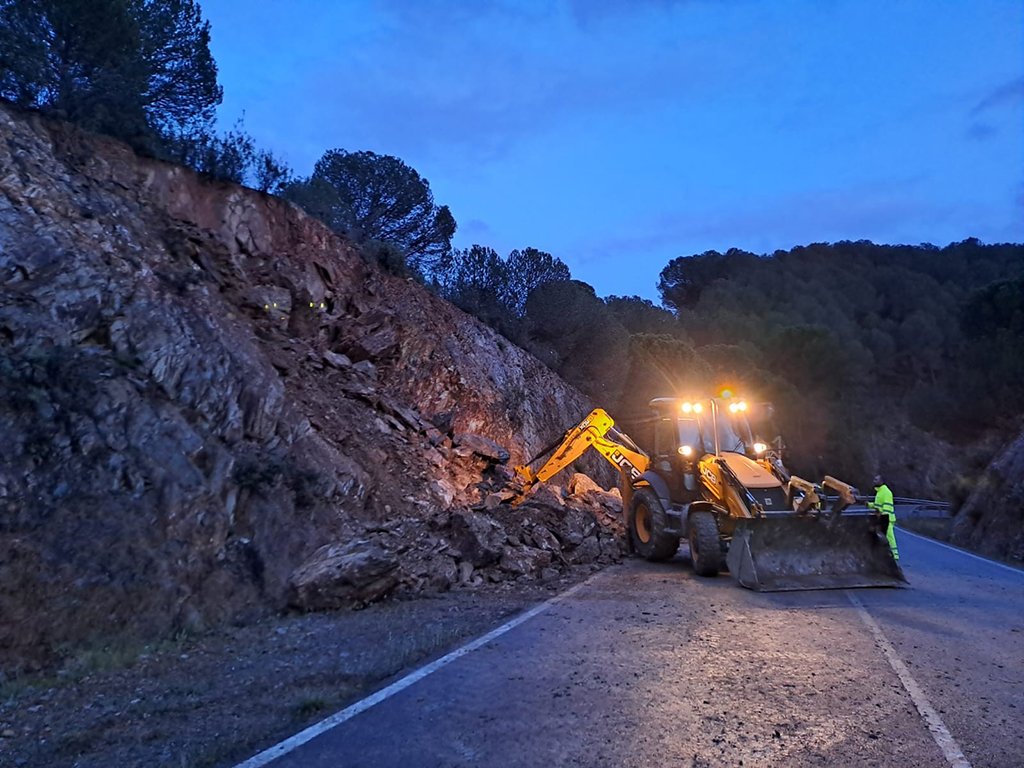 La Diputación actúa de urgencia tras el desprendimiento en la carretera entre Nerva y El Madroño