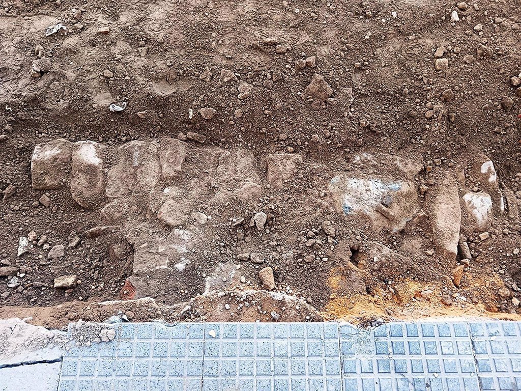 Hallados restos arqueológicos en las obras de remodelación de la Plaza de San Pedro